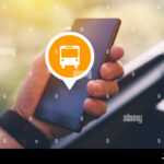 persona-usando-smartphone-con-app-de-transporte