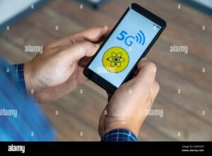 persona usando smartphone con senal movil visible