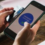 Cómo Transferir Dinero Rápido y Seguro Desde Argentina persona-usando-smartphone-para-transferencia-bancaria