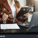 persona-usando-smartphone-y-laptop-negocios-digital