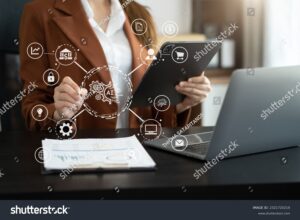 persona usando smartphone y laptop negocios digital