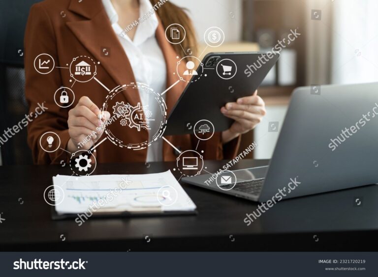 persona usando smartphone y laptop negocios digital