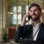 persona-usando-telefono-en-oficina-bancaria