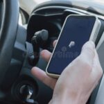 persona-usando-telefono-movil-con-paypal-abierto