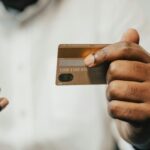 Cómo Activar y Usar Plan V de Mastercard en Tu Teléfono persona-usando-telefono-movil-con-tarjeta-mastercard