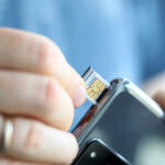 persona-usando-telefono-movil-con-tarjeta-sim