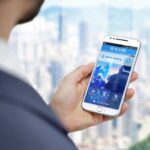 Cómo usar Homebanking Provincia Bip para personas fácilmente persona-usando-telefono-movil-para-homebanking