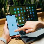 persona-usando-telefono-movil-y-computadora-portatil