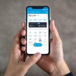 persona-utilizando-smartphone-con-app-mercado-pago-abierta