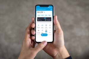 persona utilizando smartphone con app mercado pago abierta