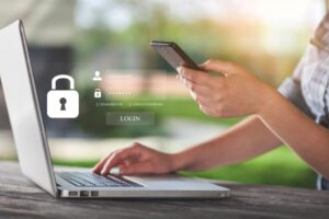 persona utilizando telefono movil en banca online