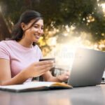 personas-felices-revisando-ofertas-bancarias-digitales