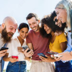 personas-usando-telefonos-moviles-felices