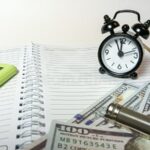 Las Horas Extras Se Incluyen En El Cálculo Del Aguinaldo reloj-y-billetes-sobre-escritorio-laboral