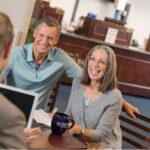 Qué bancos están habilitados por ANSES para el cobro de jubilaciones sede-bancaria-con-personas-mayores-atendidas