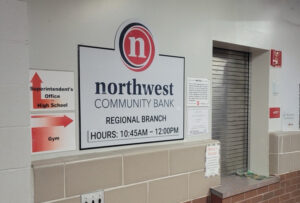 sucursal bancaria con cartel de horario abierto