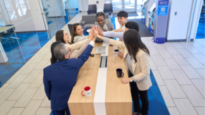 sucursal bancaria moderna con clientes atendidos