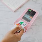 tarjeta-de-asignacion-universal-en-mano-humana