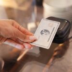 Cómo Solicitar Tarjeta American Express Desde Argentina Fácilmente tarjeta-de-credito-american-express-argentina-manos