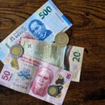 tarjeta-de-credito-sobre-billetes-dolares-y-pesos