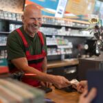 tarjeta-de-credito-y-supermercado-con-ofertas-visibles