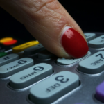 tarjeta-debito-macro-mujer-usandola-cajero-automatico