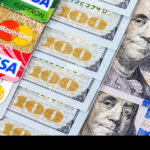 Cómo Pagar Saldo en Dólares con Tarjeta Visa Desde Argentina tarjeta-visa-con-billetes-de-dolar-estadounidenses