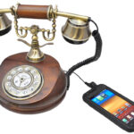 telefono-con-auricular-clasico-sobre-escritorio